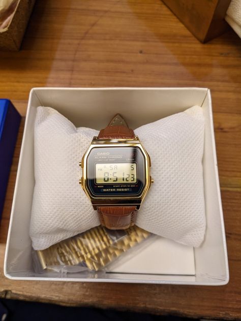 Casio Vintage Watch, Small Game Rooms, Casio Vintage, Stylish Watches Men, Vintage Watches Women, Cheap Watches, Retro Phone, Retro Watches, Baghdad