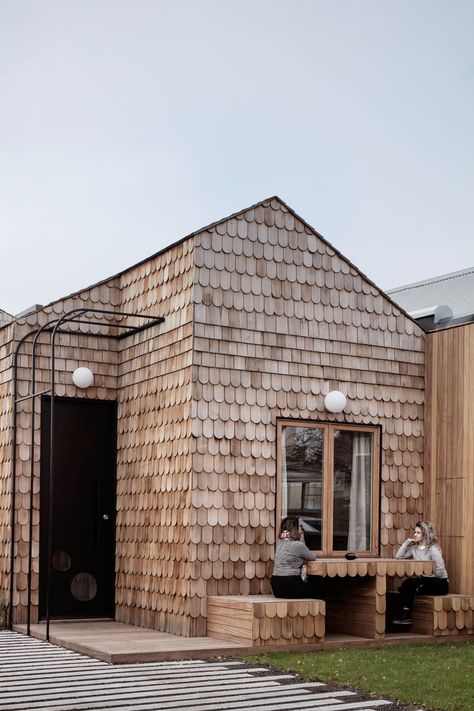 Mani Architecture has designed a modern cottage-like house in Melbourne, Australia, that's covered in wood shingles and features a built-in table and chairs in the front garden. #Shingles #ModernHouse #HouseDesign #Architecture New England Modern House, Wood Shingles Exterior, Shingle Architecture, Wood Shingle Roof, Wood Shingle Siding, Wooden Shingles, Built In Bathtub, Shingle House, Wood Facade