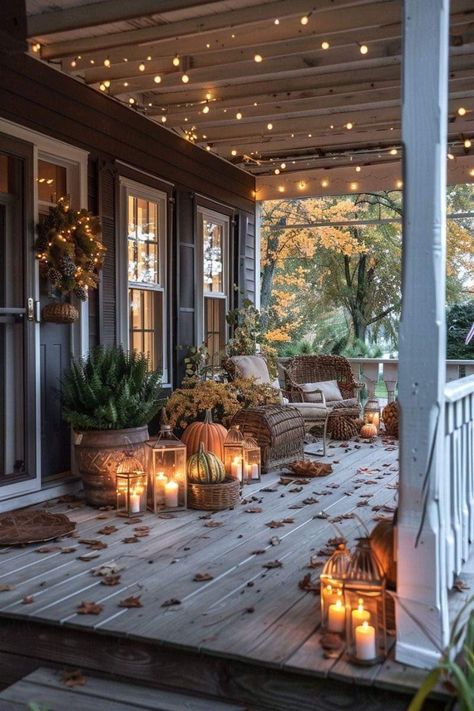 Winter Balkon, Modern Front Porches, Outdoor Fall Decor Ideas, Fall Front Porch Decor Ideas, Casa Country, Fall Front Porch Decor, Modern Fall, Fall Thanksgiving Decor, Fall Front Porch