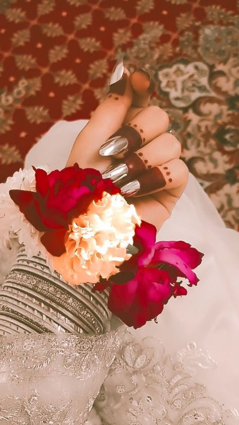 Hands pic, flower, gajra Girly Flowers, Newborn Quotes, Wedding Room Decorations, Butterfly Crown, Crown Aesthetic, Hide Face, Very Simple Mehndi Designs, Dp Stylish, Beautiful Red Dresses