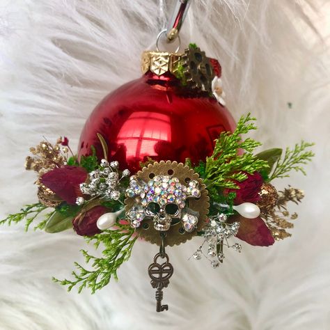 Steampunk Decor, Steampunk Ornament With Roses, Skull And Gears, Add This Beautiful Ornament To Enhance Your Decor. Great Gift For Family And Friends, Teachers, Coworkers, Neighbors And Hostess Gift. Just In Time For Christmas, Secret Santa, Stocking Stuffers And 12 Days Of Christmas Gifts. Includes Hook, Christmas Tag And White Gift Box ...Ready To Gift! Warning: Small Parts, Keep Out Of Reach Of Children. Fancy Christmas Ornaments, Christmas Secret Santa, Steampunk Christmas, Adornos Halloween, Steampunk Decor, Market Ideas, Santa Stocking, Red Ornaments, Navidad Diy