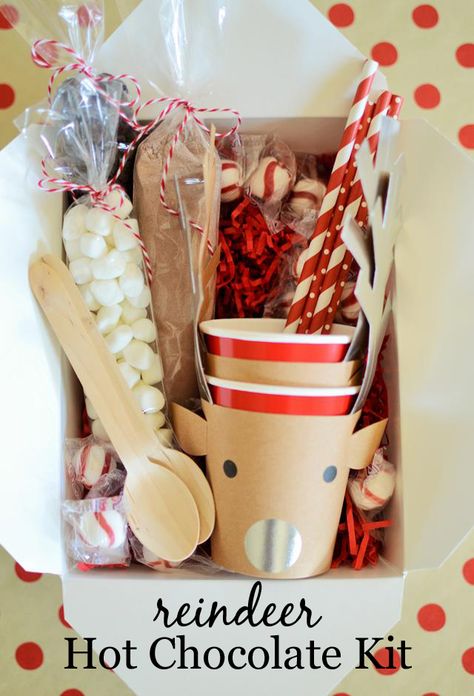 Reindeer Hot Chocolate Kit - OK, this is adorable! Great way to kick off winter and the holidays. Hot Cocoa Kit, Hot Chocolate Kit, Reindeer Hot Chocolate, Christmas Neighbor, Neighbor Christmas Gifts, Christmas Baskets, Christmas Gift Basket, Cadeau Diy, Hot Chocolate Recipes