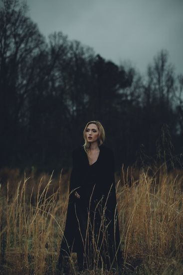 Moody Fall Photos, Moody Portraits Women, Moody Editorial, Spooky Photography, Witchy Photoshoot, Spooky Shoot, Witch Photos, Halloween Photography, Moody Photography