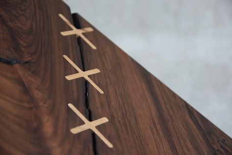 bowtie keys in walnut servingboard Cnc Ideas, Carpentry Projects, Wooden Bow Tie, Workshop Ideas, Live Edge Table, Woodworking Bench, Wood Inlay, Woodworking Ideas, Men Jewelry