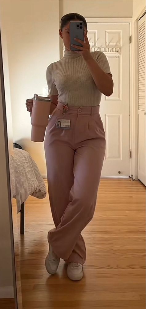 Casual Formal Work Outfits Women, Buisness Casual Womans Outfit, Casual Outfits Neutral Colors, Clean Womens Outfits, Business Casual Outfits Receptionist, Modern Business Outfits For Women, Marketing Intern Outfit, Intern Aesthetic Outfit, Clinic Clothes Work Outfits