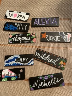 Papan Nama Mpls, Work Name Tags Ideas, Starbucks Name Tags Ideas, Nametag Aesthetic Design, Starbucks Nametags Art, Name Tag Design Ideas, Starbucks Nametags, Starbucks Decor, Nametag Ideas