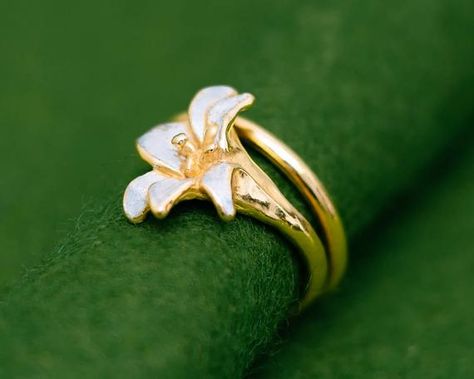 The lily is an iconic flower synonymous with summer.The gentle curves and subtle finish of this flower design gives this series an elegant and timeless look. With a base of high purity silver and plated with 23K Gold, the gold has been partially scraped away to reveal the silver underneath.This free-size ring comprises a single lily flower, which is approximately 16mm wide. Although the ring can be adjusted in finger size, please specify your preferred ring size in the drop-down menu.Material: S Lily Ring Jewelry, Water Lily Ring, Japanese Ring, خواتم خطوبة, Lily Ring, Lily Earrings, Lily Jewelry, Flower Rings, Gold Flower Ring