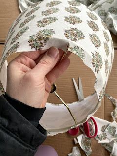 Diy Lampshade Makeover, Lampshade Redo, Lamp Shade Crafts, Make A Lampshade, Cover Lampshade, Diy Roman Shades, Lampshade Makeover, Lamp Makeover, Painting Lamp Shades