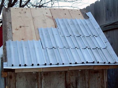 How to make shingles out of soda and beer cans (great for doghouse or chicken coop!) Cheap Roofing, Solar Shingles, Panel Solar, Solar Energy Panels, Solar Roof, Photovoltaic Panels, Aluminum Cans, Best Solar Panels, Solar Projects