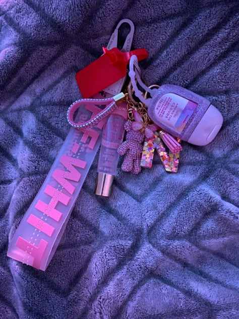 Girly Car Interior, Car Interior Aesthetic, Car Decor Aesthetic, Car Keychain Ideas, Pretty School Supplies, Girly Car Accessories, Cool Car Accessories, Pretty Pink Princess, Pink Lifestyle