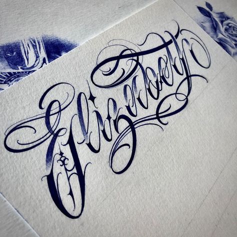 𝐄𝐃𝐔𝐀𝐑𝐃𝐎 𝐆𝐔𝐑𝐑𝐎𝐋𝐀 on Instagram: “🖌🖌🖌” Mexican Graffiti Letters, Small Design Tattoo, Cursive Tattoo Letters, Lettering Tattoo Design, Calligraphy Tattoo Fonts, Floral Lettering, Lettering Tattoos, Tattoo Lettering Alphabet, Tattoo Fonts Alphabet