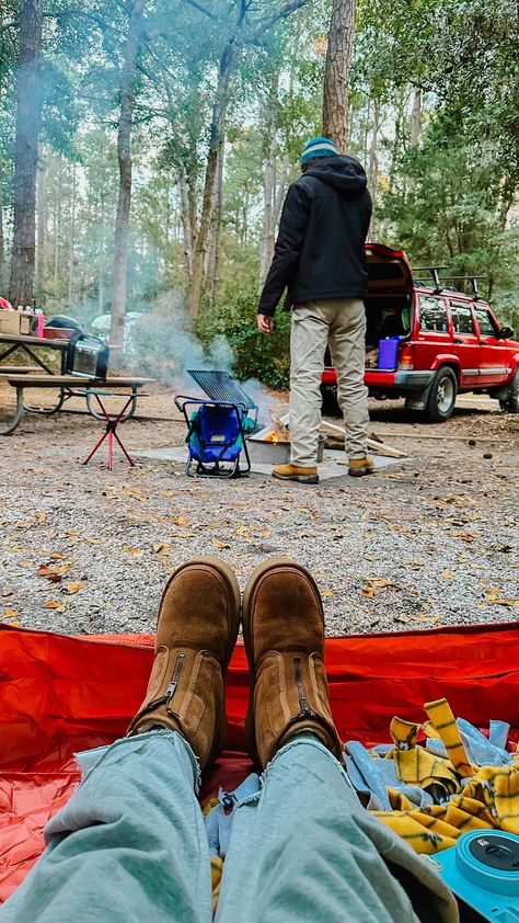 Fall camping date Camping Boyfriend, Camping Romance, Granola Men, Man Camping, Camping Date, Camping Couple, Couples Camping, Camping Photo, Fall Dates