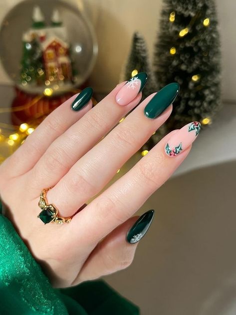 55 Pretty Winter Nails to Inspire You Jungle Theme Nails, Jungle Green Nails, Green Christmas Nails, Simple Christmas Nails, Disney Christmas Nails, Nail Art Noel, Kutek Disney, December Nails, Cute Christmas Nails