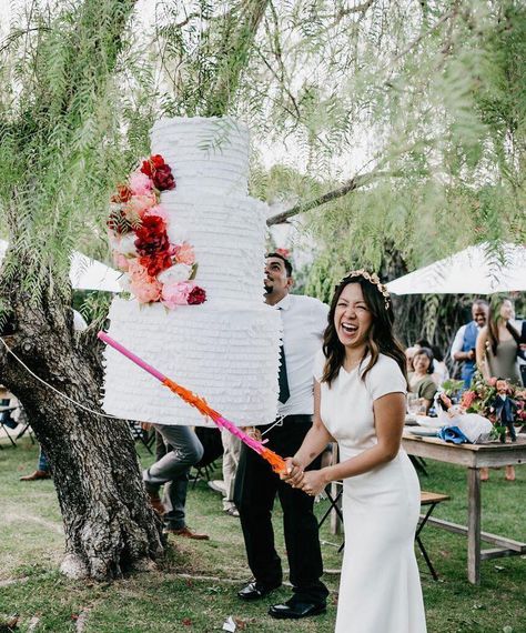 Wedding Pinata, Animation Photo, Wedding Reception Activities, Reception Games, Reception Activities, Wedding Reception Games, Wedding Reception Fun, Fiesta Wedding, Boda Mexicana