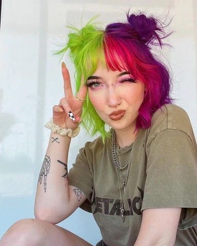 Green Hair Styles, Split Dye Hair Ideas, Dye Hair Ideas, Split Dye Hair, Color Block Hair, Split Dye, Ombre Blond, Split Dyed Hair, Vivid Hair Color