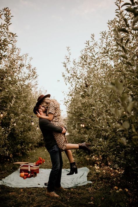 Country Style Engagement Party, Couples Photoshoot Apple Orchard, Apple Picking Couples Photos, Proposal Session Photo Ideas, Orchard Couple Pictures, Apple Orchard Engagement Photos Fall, Apple Orchard Engagement Photoshoot, Apple Orchard Mini Session, Apple Orchard Photoshoot Outfit