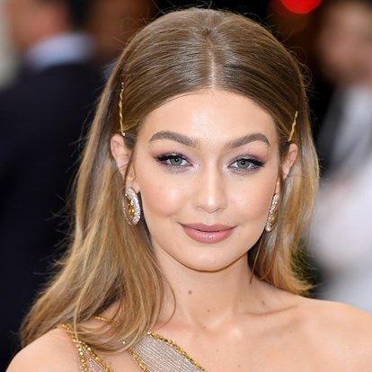 Gigi Hadid Hair Tutorial, Gi Gi Hadid, Gigi Hadid Hair Color, Gigi Hadid Hair, Messy Ponytail Hairstyles, Ball Hairstyles, Wedding Guest Hairstyles, Hair Tutorials For Medium Hair, Effortless Hairstyles