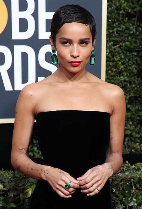 2018 Golden Globes: Lorraine Schwartz emerald earrings & ring worn by Zoe Kravitz Black Dress With Emerald Jewelry, Black Dress Emerald Jewelry, Green Earrings Outfit, Zoe Kravitz Style, Lorraine Schwartz, Emerald Earring, Zo�ë Kravitz, Earrings Outfit, Black Attire