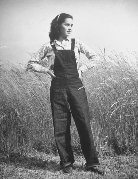 You can't beat a great pair of vintage overalls. #vintage #1940s #pants #country #overalls Tomboy Pictures, Clothes For Teens, Land Girls, Vintage Overalls, Farm Clothes, Trendy Outfits For Teens, Foto Vintage, Vintage Mode, Vestidos Vintage