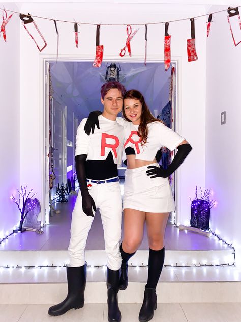 Polemon team rocket Team Go Rocket Costume, Team Rocket Couple Costume, Pokemon Couples Costume, Rocket Power Costume, Team Rocket Outfit, Nerdy Halloween Costumes, Team Rocket Costume, Rocket Cosplay, Team Rocket Cosplay