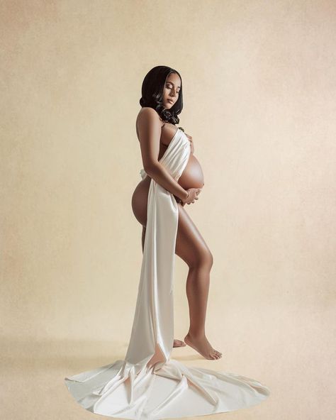 🇨🇺🇨🇺📸LADY E 📸🇭🇹🇭🇹 on Instagram: “Yes Maternity is one of my favorite shoots. I love capturing you beautiful Mother’s ❤️” Maternity Picture Outfits, Baby Announcement Photoshoot, Maternity Photography Poses Couple, Wedding Portrait Poses, Maternity Photoshoot Poses, Maternity Photography Poses, Maternity Poses, Portrait Poses, Birthday Photoshoot