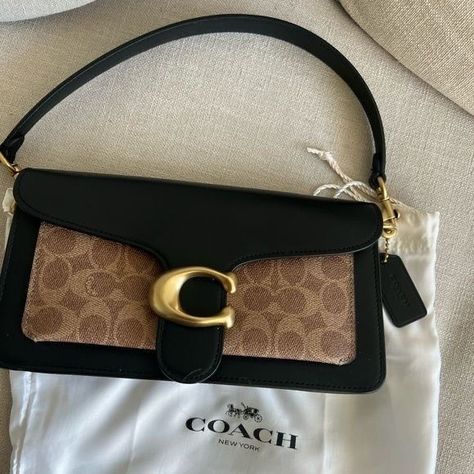 Coach handbag Coach Crossbody Bag Outfit, Coach Bag Outfit Style, Coach Bag Aesthetic, Outfit Ideas Uggs, Comfy Autumn Outfit, Coach Bags Handbags, Coach Tabby Bag, Nails 2023 Fall, Coach Aesthetic