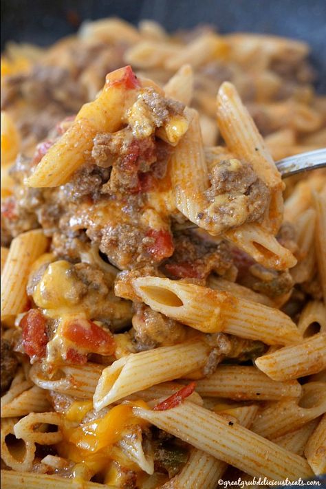 Cheesy Hamburger Pasta is an easy, cheesy ground beef pasta recipe loaded with seasoned ground beef, bell peppers, onions, cheese and penne pasta. #groundbeef #groundbeefrecipes #pasta #pastarecipes #cheese #greatgrubdelicioustreats Cheesy Hamburger Pasta, Pasta With Hamburger, Hamburger Pasta Recipes, Cheesy Ground Beef Pasta, Hamburger Pasta, Healthy Hamburger, Best Ground Beef Recipes, Ground Beef Pasta Recipes, Cheesy Pasta Recipes