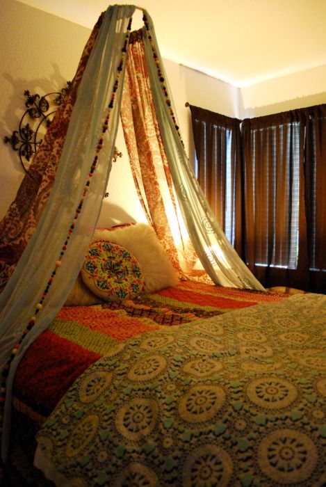 Today, I give you the beautiful inspirations for DIY Canopy Beds. Check the Gallery and Enjoy! Bohemian Beds, Canopy Bed Diy, Diy Bohemian, Diy Canopy, Diy Furniture Bedroom, Hippie Home Decor, Bed Canopy, Bohemian Bedroom, Design Del Prodotto