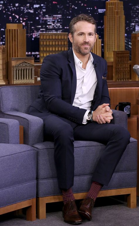 Ryan Reynolds Suit Style, Tech Mens Fashion, Ryan Reynolds’s Style, Men’s Suit Ideas, Male Medium Hairstyles, Ryan Reynolds Suit, Suit With T Shirt, Ryan Reynolds Style, Semi Formal Outfit