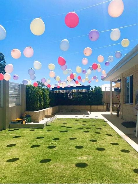 Balloon Hacks, Outdoor Graduation Parties, Outdoor Graduation, Floating Balloons, Backyard Birthday, Hiasan Bilik, Backyard Party, Grad Parties, Diy Party Decorations