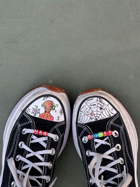 Painting On Shoes Aesthetic, Things To Draw On Shoes, Converse Painting, Spiderman Converse, Boty Converse, Doodle Shoes, Diy Converse, Cute Converse Shoes, Converse Design