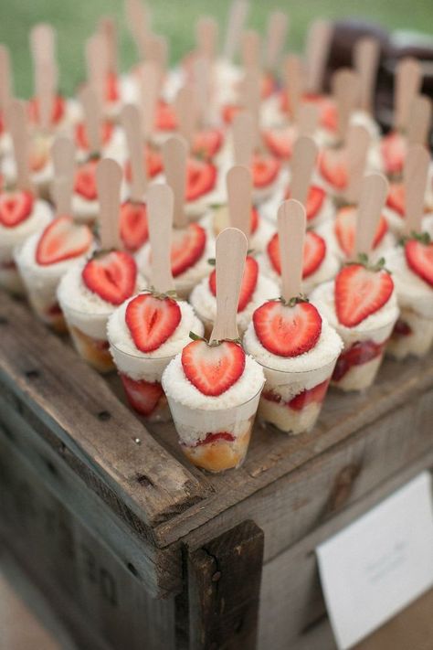 16 Fun Ideas for Bridal Shower Food. Love these Strawberry Shortcake Cups! Fest Mad, Strawberry Shortcake Party, Rustic Wedding Decorations, Bridal Shower Food, Läcker Mat, Shower Food, Snacks Für Party, Wedding Desserts, Sheet Cake