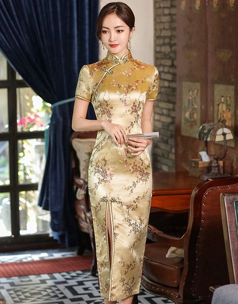 Chinese Dress Modern, Chinese Gown, Traditional Cheongsam, Asian Style Dress, Living In China, Chinese Style Dress, Qipao Dress, Weird Fashion, China Dress