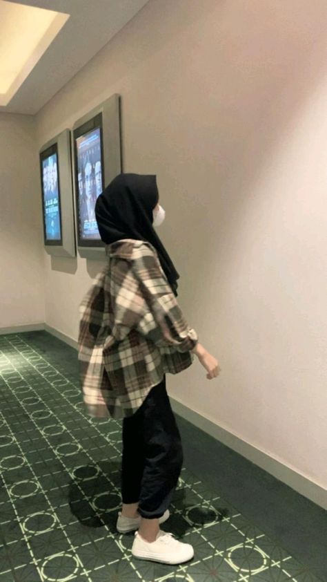 Ootd Kemeja Kotak Kotak Hijab, Outfit Kemeja Hijab, Ootd Kemeja Hijab, Simple Outfits Hijab, Outfit Hijab Ideas, Outfit Kemeja, Ootd Hijab Casual, Outfit Hijab Casual, Blouse Casual Fashion