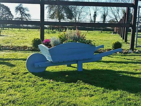 Pallet Wheelbarrow Used as a Planter & Decoration for My Garden • 1001 Pallets Barrel Garden Ideas, Pallets Patio, Compost Bin Pallet, Planter Decoration, Pallet Planters, Wooden Wheelbarrow, Vertical Pallet Garden, Pallet Planter Box, Garden Railings