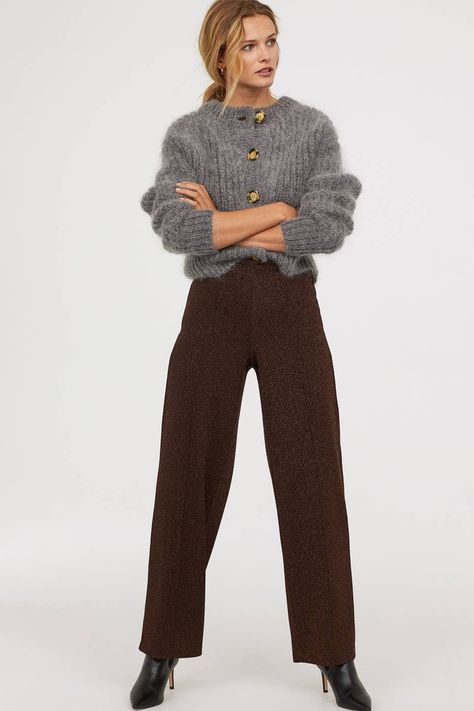 Brown Trend Autumn Winter 2018 Dark Brown Trousers Outfit, Brown Trousers Outfit Women, Brown Trousers Outfit, Brown Jeans Outfit, Pant Outfits For Women, Slacks Outfit, Brown Pants Outfit, Dark Brown Pants, Brown Slacks