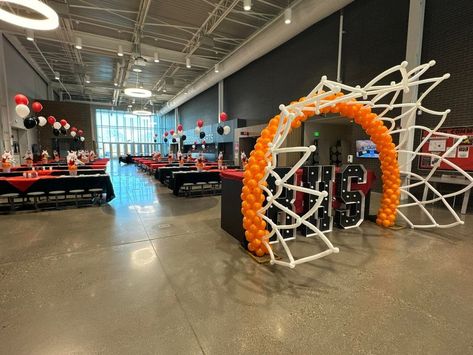 Bacons Balloon Decor High School Sports Banquet Decorations, Basketball Float For Parade, Basketball Parade Float Ideas, Basketball Homecoming Ideas, High School Sports Banquet, Sports Banquet Decorations, Basketball Balloons, Parade Float Ideas, Basketball Banquet