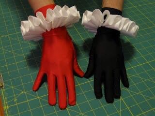 Ruffles Tutorial, Harley Quinn Costume Diy, Quinn Aesthetic, Queen Of Hearts Halloween Costume, Queen Of Hearts Halloween, Harley Quinn Halloween, Heart Costume, Corset Dresses, Queen Of Hearts Costume