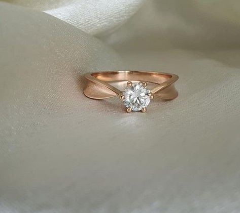 Pin by José Júlio on jóias anéis in 2022 | Diamond rings design, Gold ring designs, Gold bangle set Ring Designs Gold, Gold Bridesmaid Bracelet, Jewelry School, Single Diamond Ring, Mens Ring Designs, Gold Bracelet Simple, Engagement Rings Couple, New Gold Jewellery Designs, Wedding Sneakers