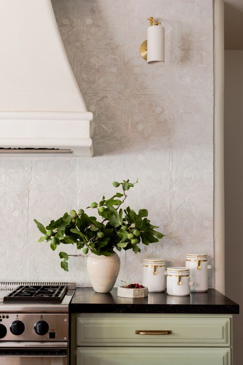 Zellige Tiles Kitchen Backsplash, Natural Kitchen Backsplash Ideas, Neutral Tile Backsplash Kitchen, White Stone Backsplash Kitchen, Zellige Backsplash Kitchen, Kitchen Backsplash 2023, Stone Look Backsplash, Non Tile Backsplash Ideas, Stone Tile Kitchen Backsplash