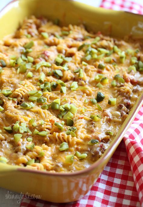 If you're a cheeseburger lover, then this delicious casserole is for you, under 300 calories! // Healthy Recipes Cheeseburger Casserole Skinnytaste, Comfort Casseroles, Cheeseburger Casserole, Skinny Taste Recipes, Lunch Snacks, Deep Dish, Ground Beef Recipes, Weight Watchers Meals, Main Dish Recipes