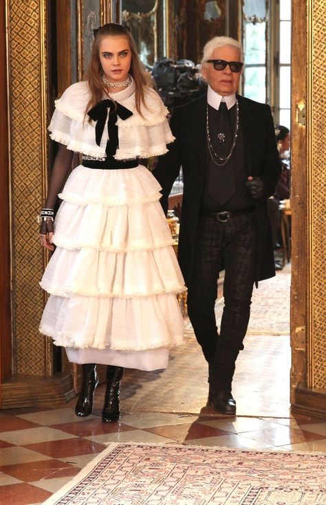 Chanel Bride, Karl Lagerfeld Fashion, Mode Glamour, Chanel Fashion Show, Mode Chanel, Chanel Inspired, Crazy Outfits, Chanel Couture, Chanel Haute Couture