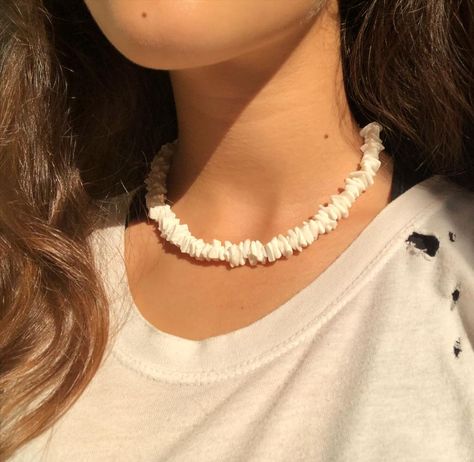 Puka Shell Necklace, Necklace Outfit, Stacked Necklaces, Diy Bracelet Designs, Puka Shell, Trendy Necklaces, Accessories Handmade, Shell Necklace, Trendy Earrings