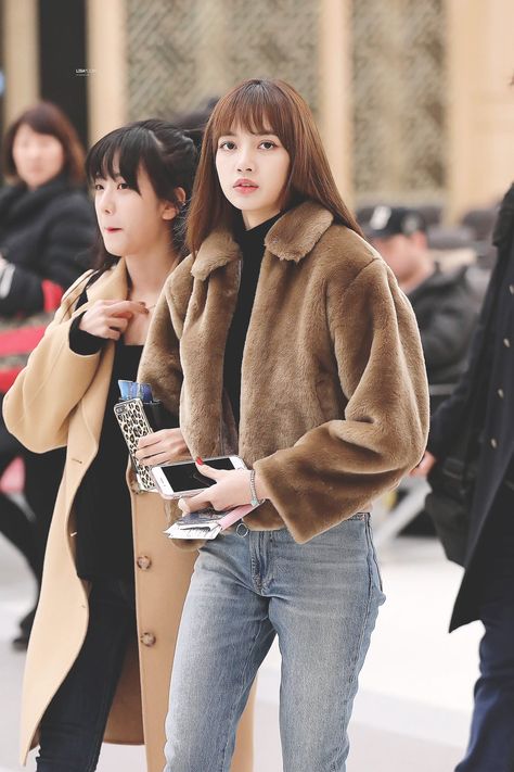 BLACKPINK - Lisa #blackpink #lisablackpink #lalisamanoban Moda Kpop, Fashion Kpop, Cute Fall Outfits, Kim Jisoo, Fotografi Potret, Airport Style, Blackpink Fashion, Lalisa Manoban, Kpop Outfits