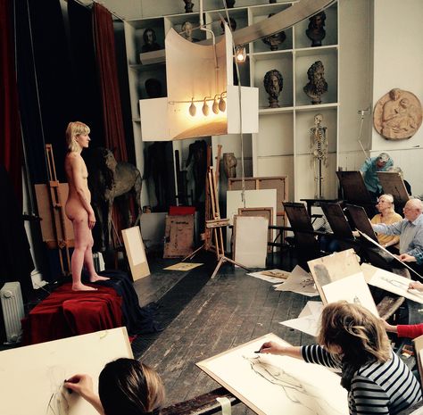 The RA Schools’ Head of Sculpture and Printmaking led a life-drawing masterclass as part of our first Friends week. Here he shares five key pieces of advice. Notes To Myself, Life Drawing Model, Life Drawing Classes, Artists And Models, Muse Art, Royal Academy Of Arts, Model Drawing, Life Improvement, Art Model