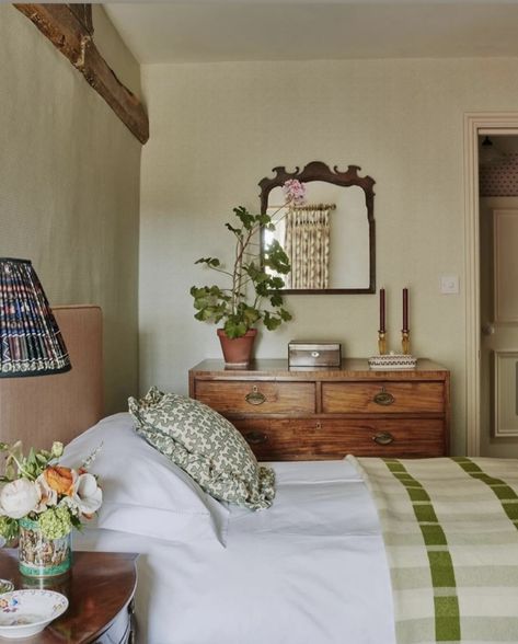 Romantic Italian Bedroom, Colonial Cottage Interior, Grandma Core Bedroom, Brown Apartment, Camp Bedroom, Romantic Lifestyle, Cottagecore Bedroom, Green Cottage, Room Vibes