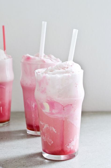 Elderflower strawberry ice cream float is the perfect summer treat, with its vibrant color and fruity, floral flavors. Float Drinks, Rabbit Pancakes, Pink Recipes, Elderflower Recipes, Resep Oatmeal, Ice Cream Float, Pink Ice Cream, 2024 Inspiration, Bebidas Do Starbucks