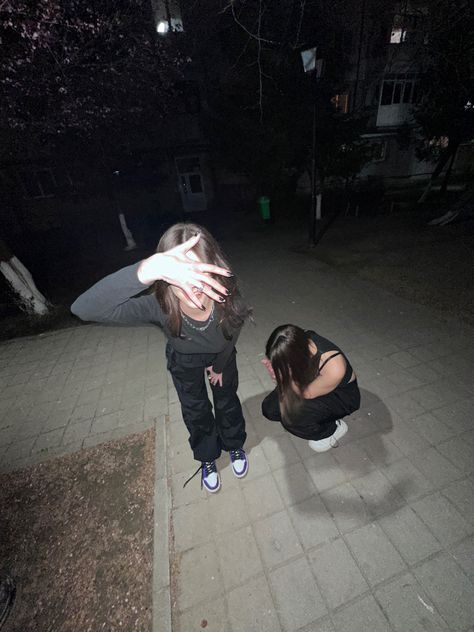 No Face Friend Pictures, Night Pics With Friends, Embarrassing Photos, Dream Pictures, Friend Pictures Poses, Friend Poses Photography, Pic Pose, Best Friend Photos, Cute Friend Photos