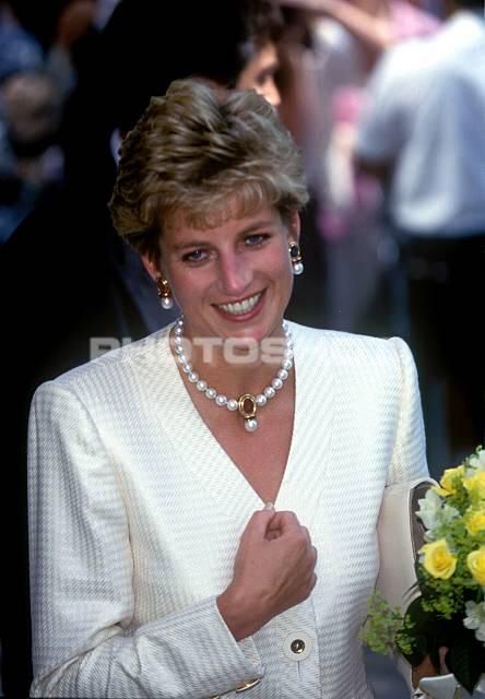 Di Princess Diana Jewelry, Chicken Shed, Princess Diana Wedding, Princess Diana Family, Diana Princess Of Wales, Perfect Wife, Princes Diana, Diana Fashion, Diana Princess