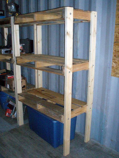 pallet shelves Pallet Shelving, Garage Shelves, Pallet Shed, Pallet Storage, Diy Rangement, Diy Rustic Decor, Cheap Storage, Pallet Creations, Pallet Shelves